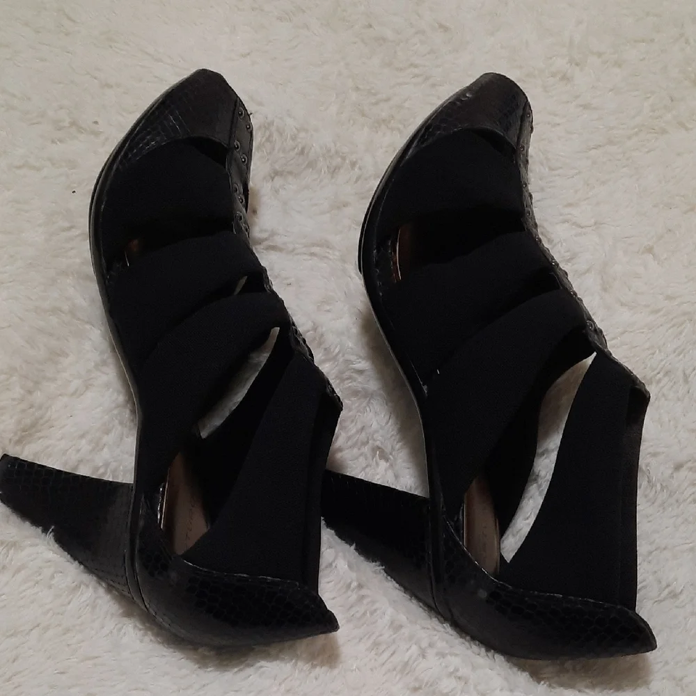 Arturo Chiang Studded Black Heels with Elegant Straps - Picture 4 of 12